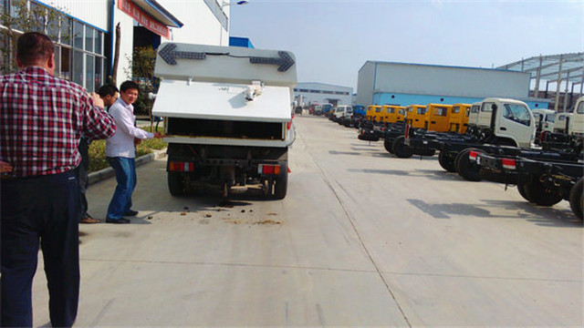 內(nèi)蒙客商正在參觀五十鈴<a href=http://www.szpower-inverter.cn/saoluche/ target=_blank class=infotextkey>掃路車</a>