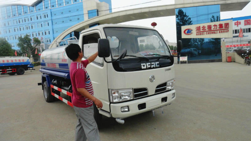 正在給5噸<a href=http://www.szpower-inverter.cn/ssc target=_blank class=infotextkey>灑水車(chē)</a>做出廠前準(zhǔn)備