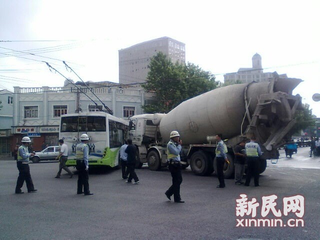一輛19路電車在新閘路成都北路路口被一輛水泥<a href=http://www.szpower-inverter.cn/jbc/ target=_blank class=infotextkey>攪拌車</a>攔腰撞擊，車毀嚴(yán)重。通訊員 殷佳維 攝