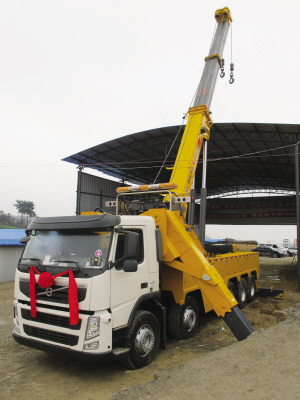 昨日，目前國內(nèi)最大噸位的道路<a href=http://www.szpower-inverter.cn/qzc/ target=_blank class=infotextkey>清障車</a>正式“落戶”貴陽。該清障車車價近300萬元，集吊裝、拖車于一體，最大起吊高度13.2米，最大拖牽重量54噸，最大起吊重量60噸，可安全快速地對交通事故中側(cè)翻的重型貨車、重型<a href=http://www.szpower-inverter.cn/ygc/ target=_blank class=infotextkey>油罐車</a>等進行起吊、救援和拖運，及時恢復(fù)現(xiàn)場交通。曾秦 攝