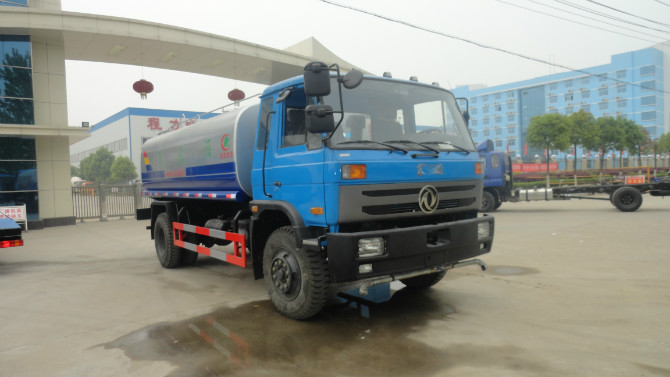 程力廠門 前的東風(fēng)153<a href=http://www.szpower-inverter.cn/ssc target=_blank class=infotextkey>灑水車</a>