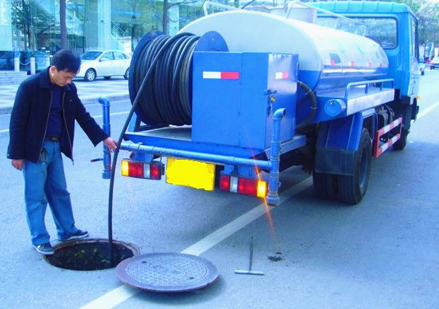 環(huán)衛(wèi)工作正在做<a href=http://www.szpower-inverter.cn/gyqxc/ target=_blank class=infotextkey>高壓清洗車</a>疏通下水道