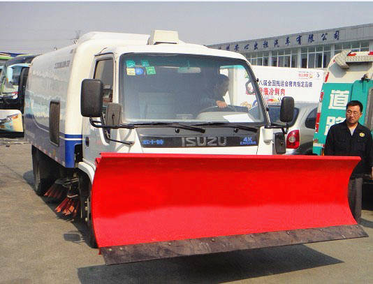 五十鈴鏟雪<a href=http://www.szpower-inverter.cn/saoluche/ target=_blank class=infotextkey>掃路車(chē)</a>