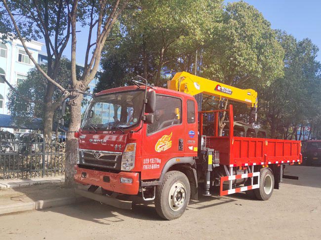程力吊機(jī)6.3噸隨車(chē)吊重汽豪曼隨車(chē)吊