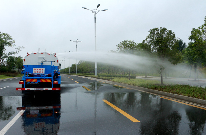 國六13方東風(fēng)灑水車頂噴功能演示
